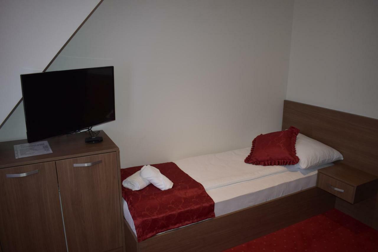 Hotel Zlatni Bor Sokolac  Buitenkant foto