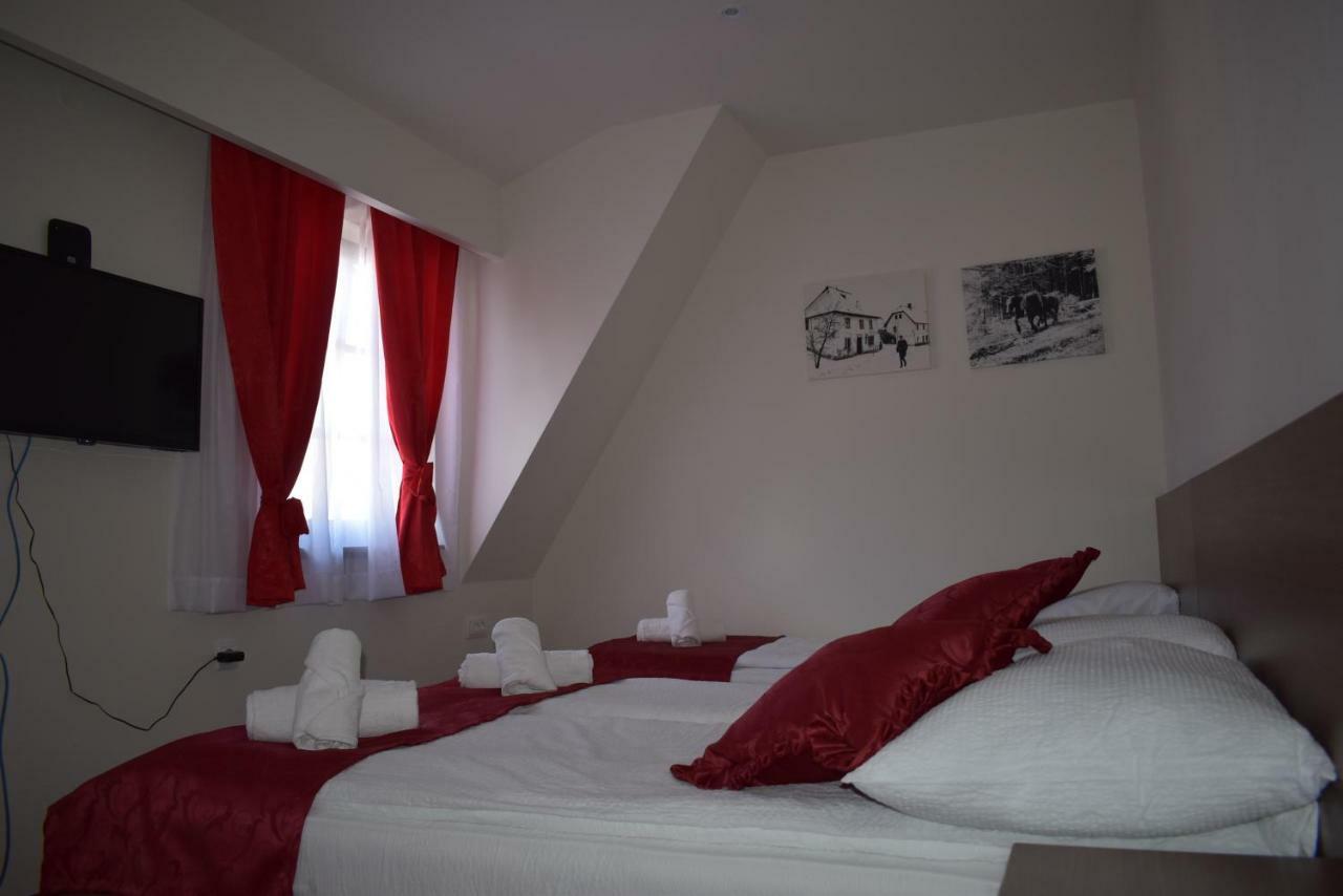 Hotel Zlatni Bor Sokolac  Buitenkant foto