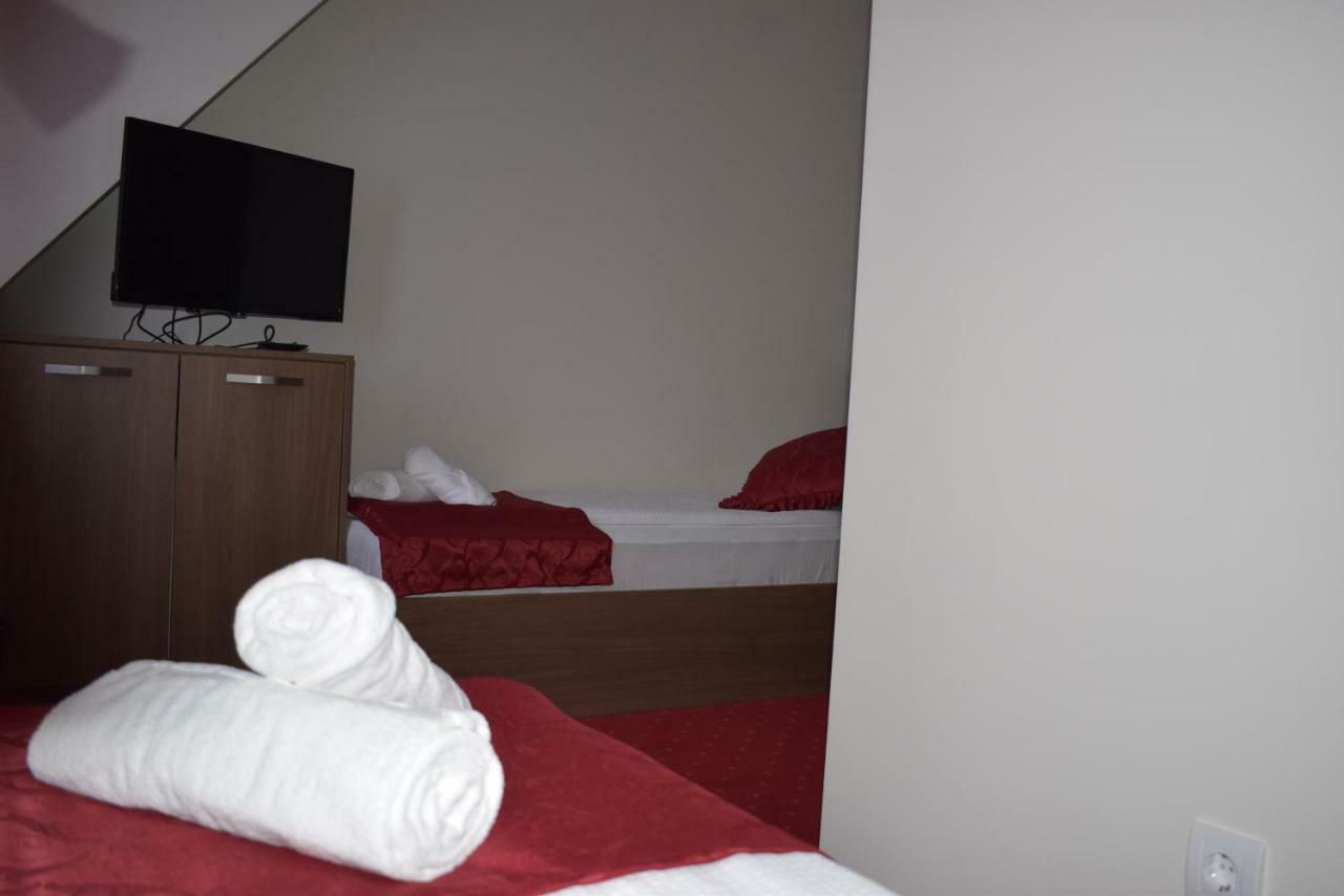 Hotel Zlatni Bor Sokolac  Buitenkant foto